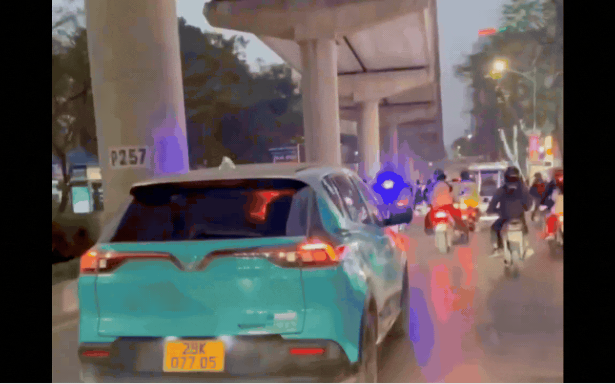 CSGT TPHCM mở đường, đưa sản phụ chuyển dạ nguy cấp đến bệnh viện an toàn- Ảnh 2.