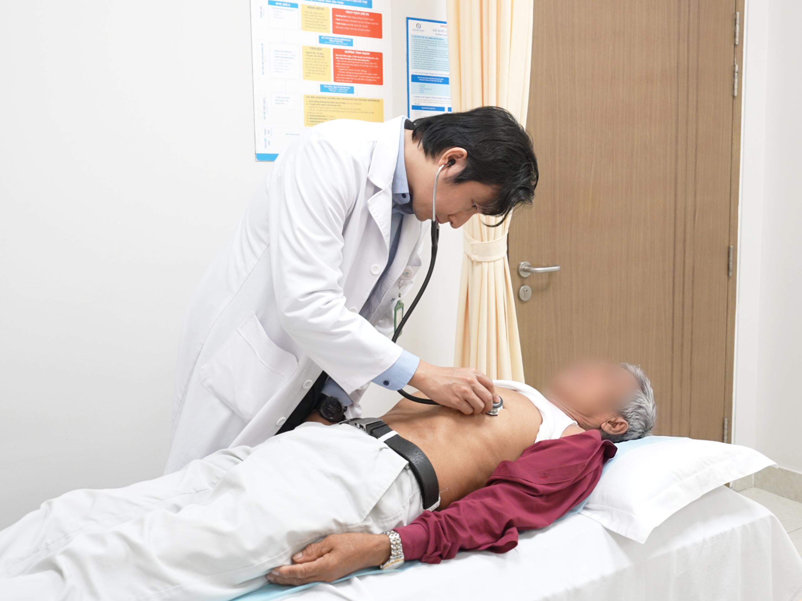 Bệnh viện Phương Đông: Nghẹt thở khơi thông 3 nhánh mạch vành hẹp khít, giành lại dòng máu nuôi tim cho bệnh nhân 72 tuổi- Ảnh 1.