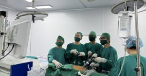 Phẫu thuật nội soi thành công cho bệnh nhân 64 tuổi cùng mắc hai loại ung thư khó