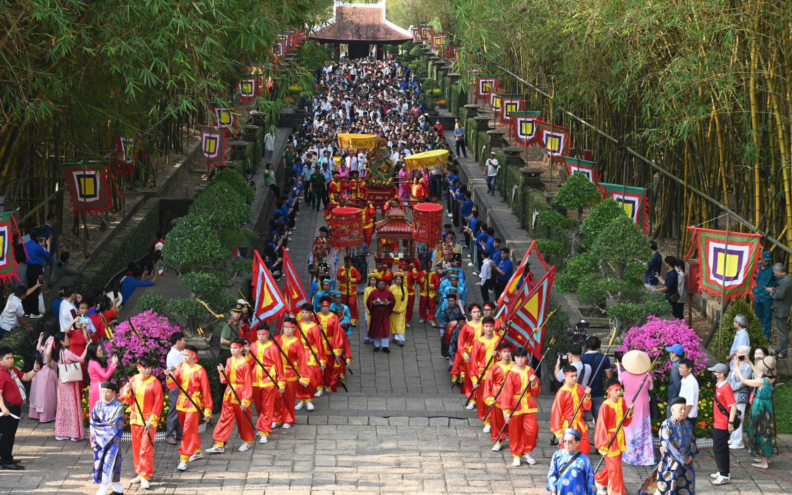 Hàng nghìn người dân và du khách đến dâng hương tại Đền Tưởng niệm các Vua Hùng ở TPHCM- Ảnh 13.