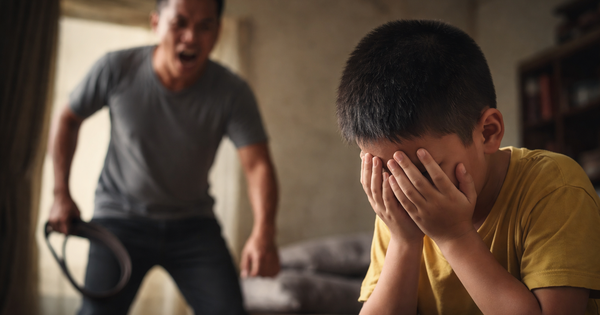 Bố nghi đánh con tử vong ở Lào Cai: Khi ‘dạy con’ bằng đòn roi vượt lằn ranh