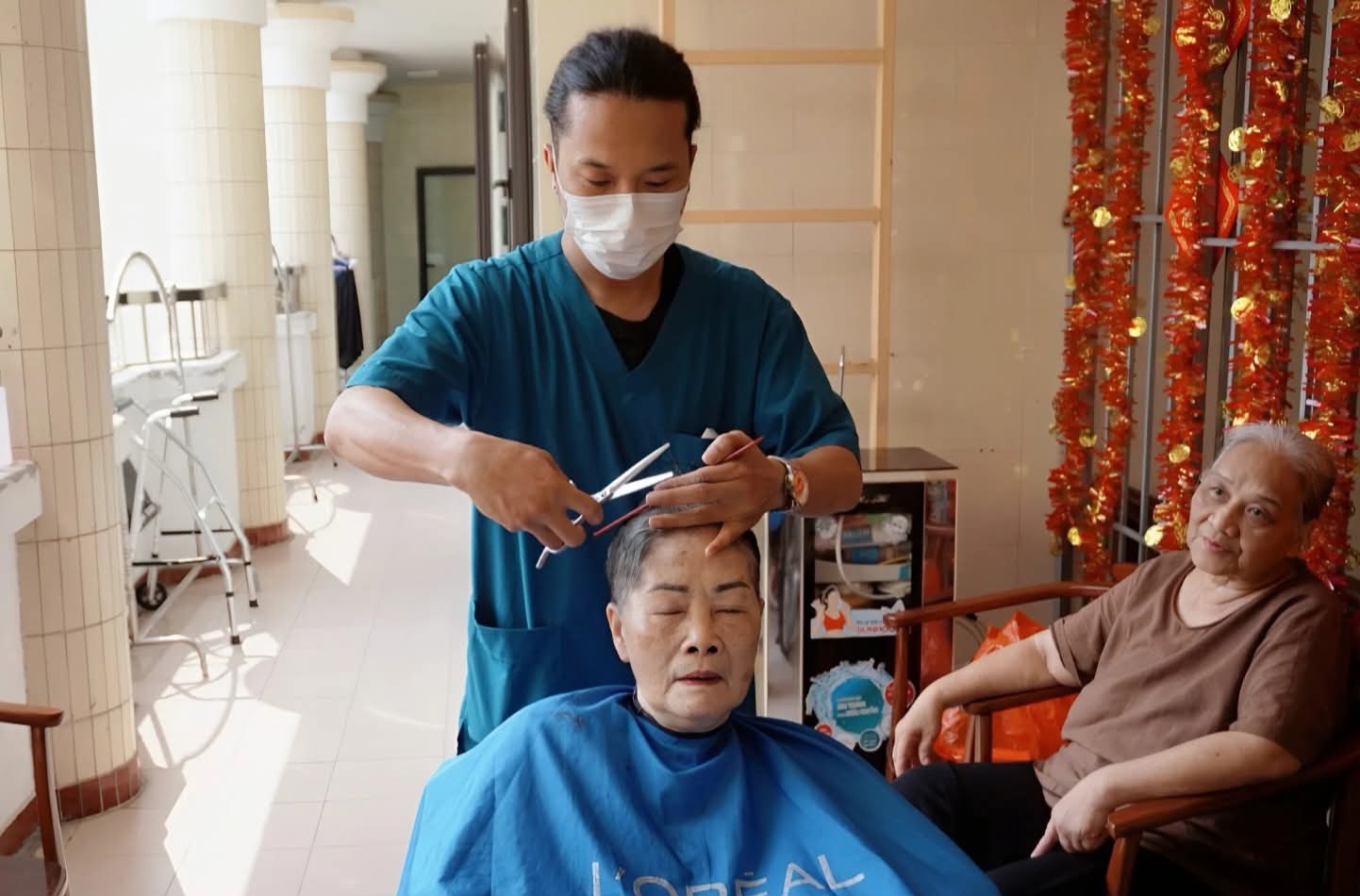 Già hóa nhanh, bệnh tật nhiều, người cao tuổi cần được chăm sóc thế nào?- Ảnh 1.