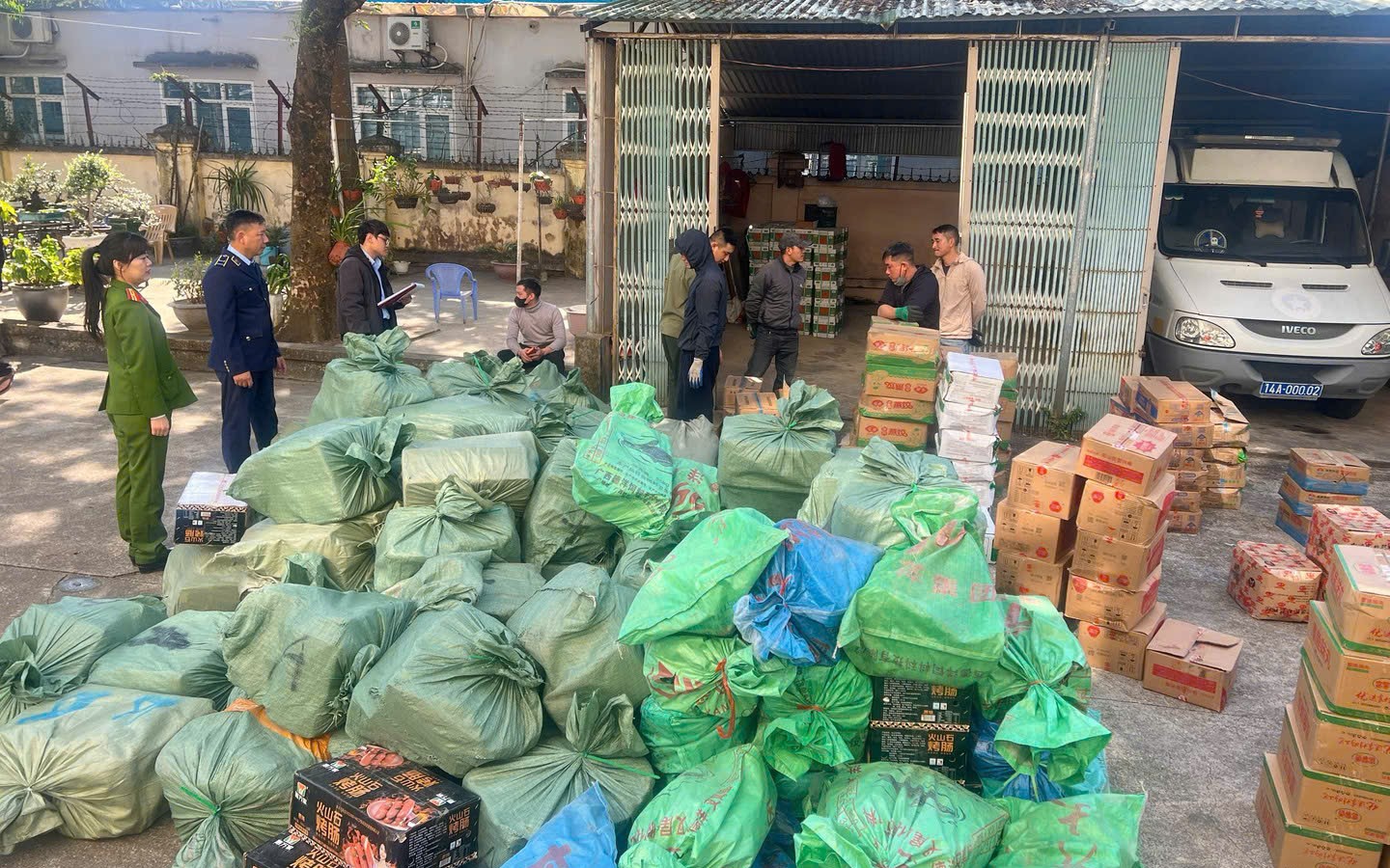 Tạm giữ tàu cá chở khoảng 10.000 lít dầu trên biển không rõ nguồn gốc 
- Ảnh 2.