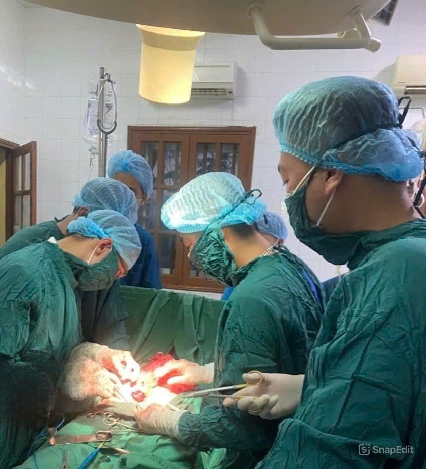 Cấp cứu kịp thời ca chửa ngoài tử cung vỡ - Ảnh 1.