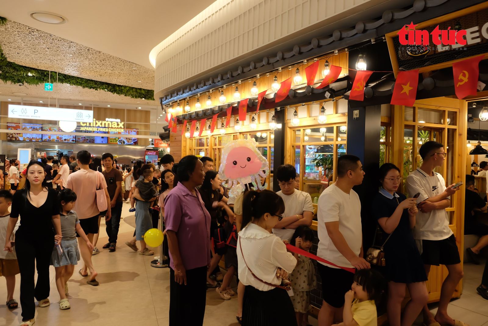 Du khách ‘đổ bộ’ các điểm vui chơi mua sắm tại Hà Nội dịp lễ- Ảnh 9.