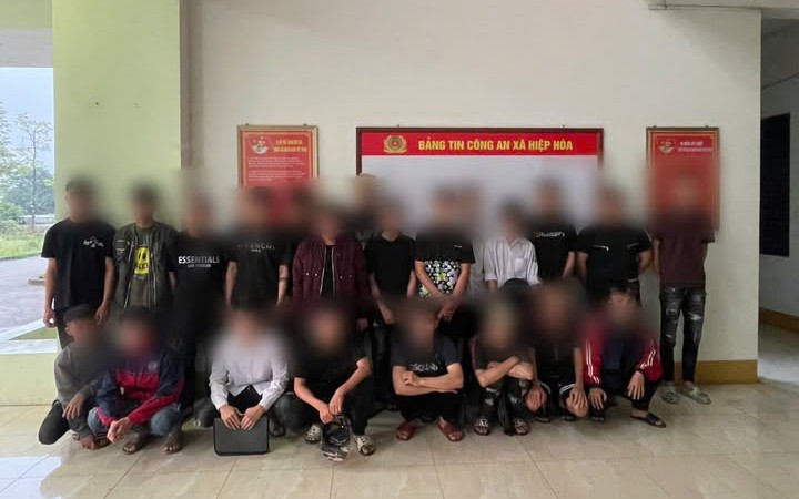 Từ mâu thuẫn đèn pha, 2 nhóm thanh niên mang hung khí hỗn chiến, 3 người nhập viện