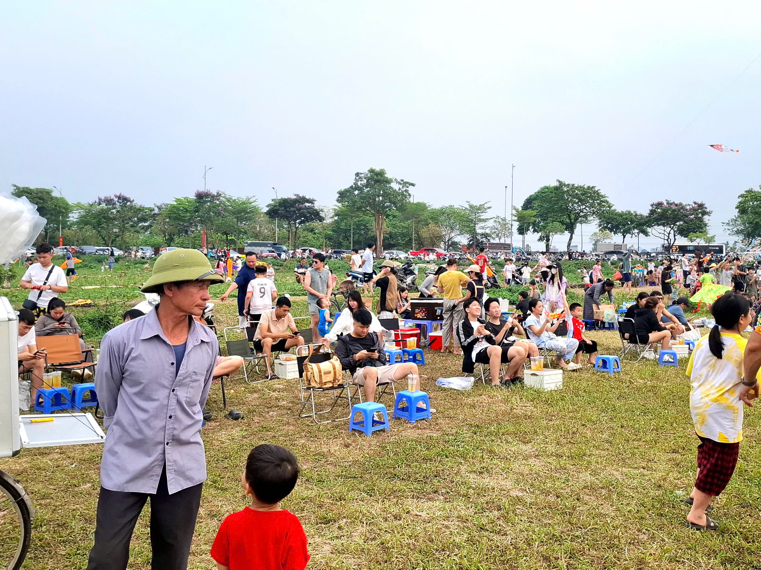 Thả diều - thú vui 'gây nghiện' mới của nhiều người Hà Nội: Mưa cũng chơi, tối vẫn đông kín bãi- Ảnh 8.