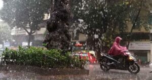 Không khí lạnh làm nhiệt giảm, mưa dông kéo dài vào Trung Bộ