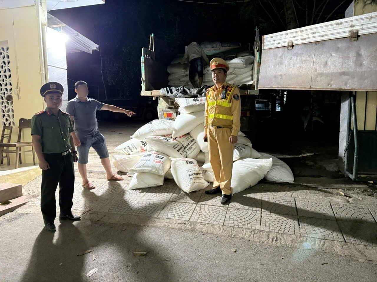 Xe tải chạy 'như bay' lúc đêm khuya, lộ 200 bao tải chứa chất lạ- Ảnh 1.