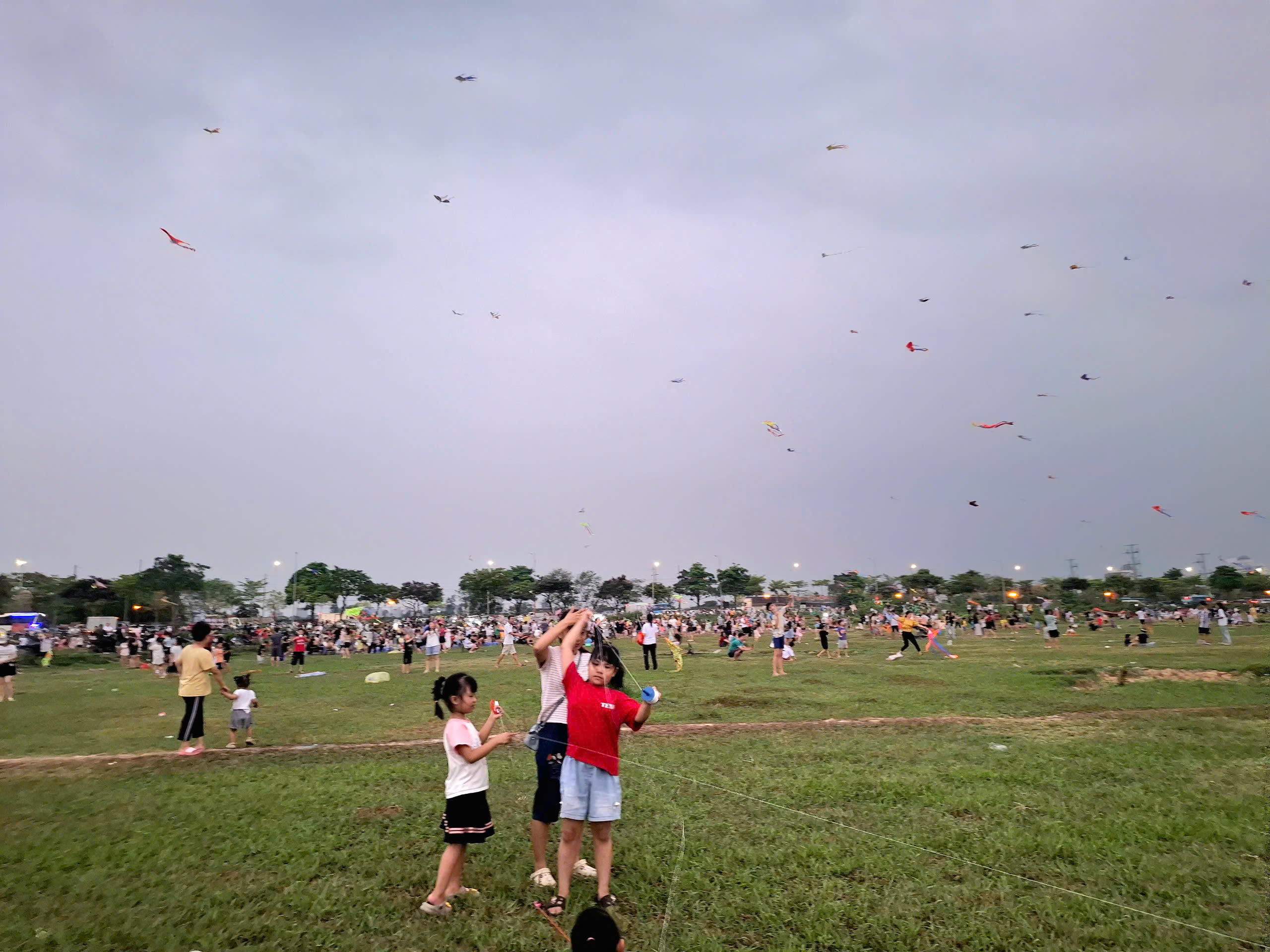 Thả diều - thú vui 'gây nghiện' mới của nhiều người Hà Nội: Mưa cũng chơi, tối vẫn đông kín bãi- Ảnh 2.