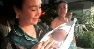 Xót xa bé trai sơ sinh bị bỏ rơi trước cửa nhà dân lúc rạng sáng và ‘lời nhắn’ nhờ nuôi giúp