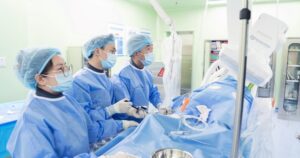 Bệnh viện Phương Đông: Nghẹt thở khơi thông 3 nhánh mạch vành hẹp khít, giành lại dòng máu nuôi tim cho bệnh nhân 72 tuổi