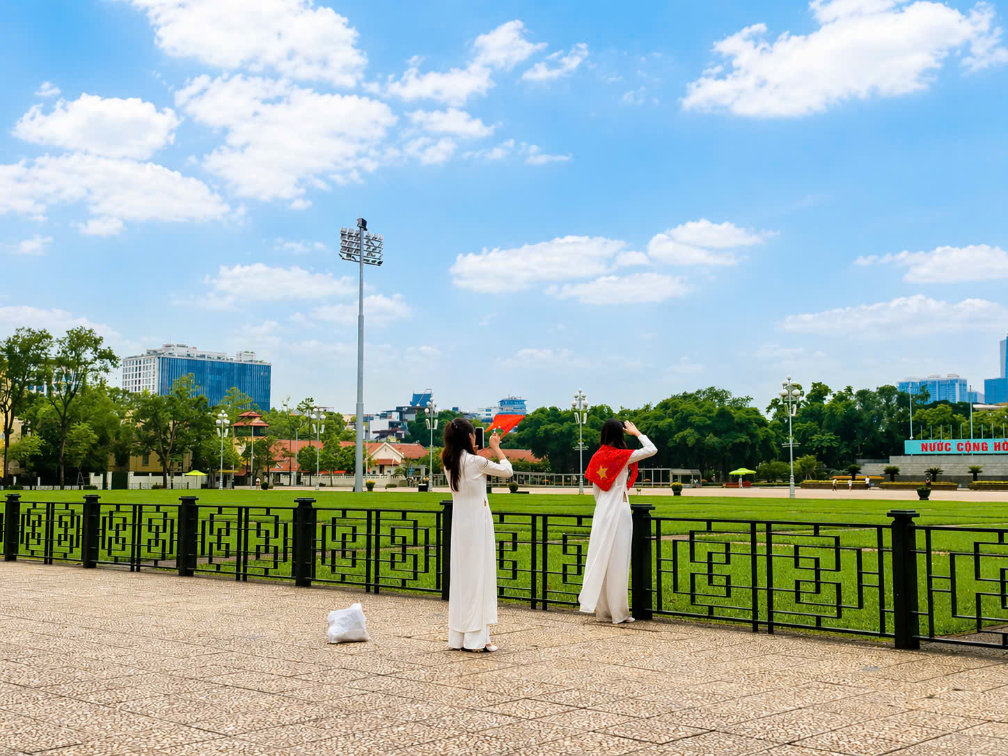 Từ Quảng Ninh ra Hà Nội 'check-in' 30/4 để tìm khoảnh khắc tự hào- Ảnh 4.