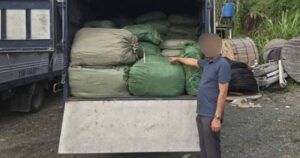 Tạm giữ xe chở hơn 2,6 tấn nguyên liệu thuốc lá không rõ nguồn gốc đang đi tiêu thụ