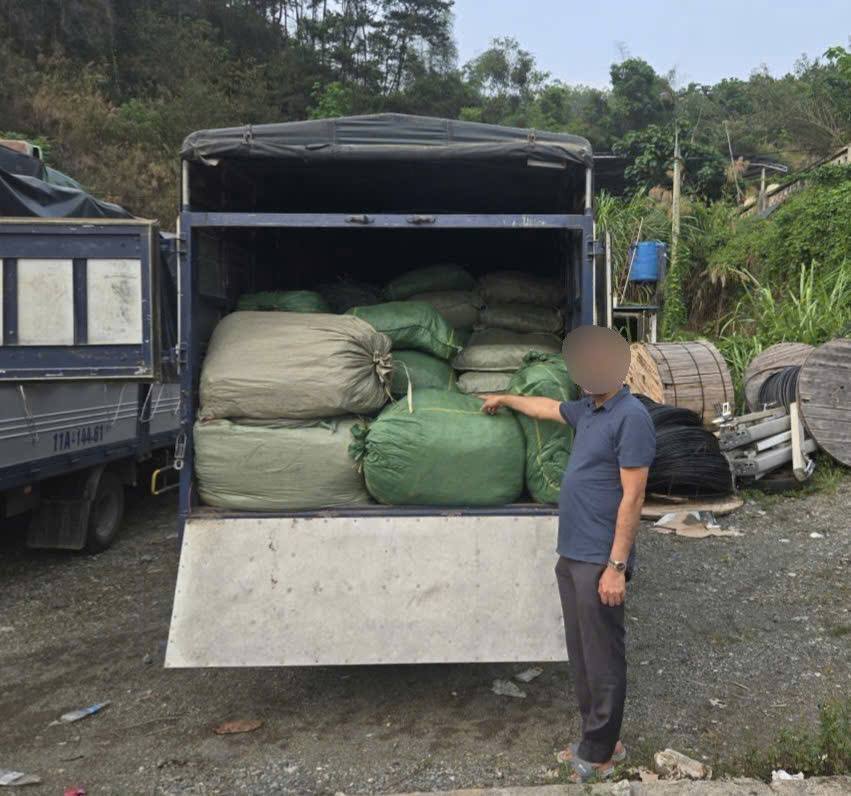 Tạm giữ xe chở hơn 2,6 tấn nguyên liệu thuốc lá không rõ nguồn gốc đang đi tiêu thụ- Ảnh 1.