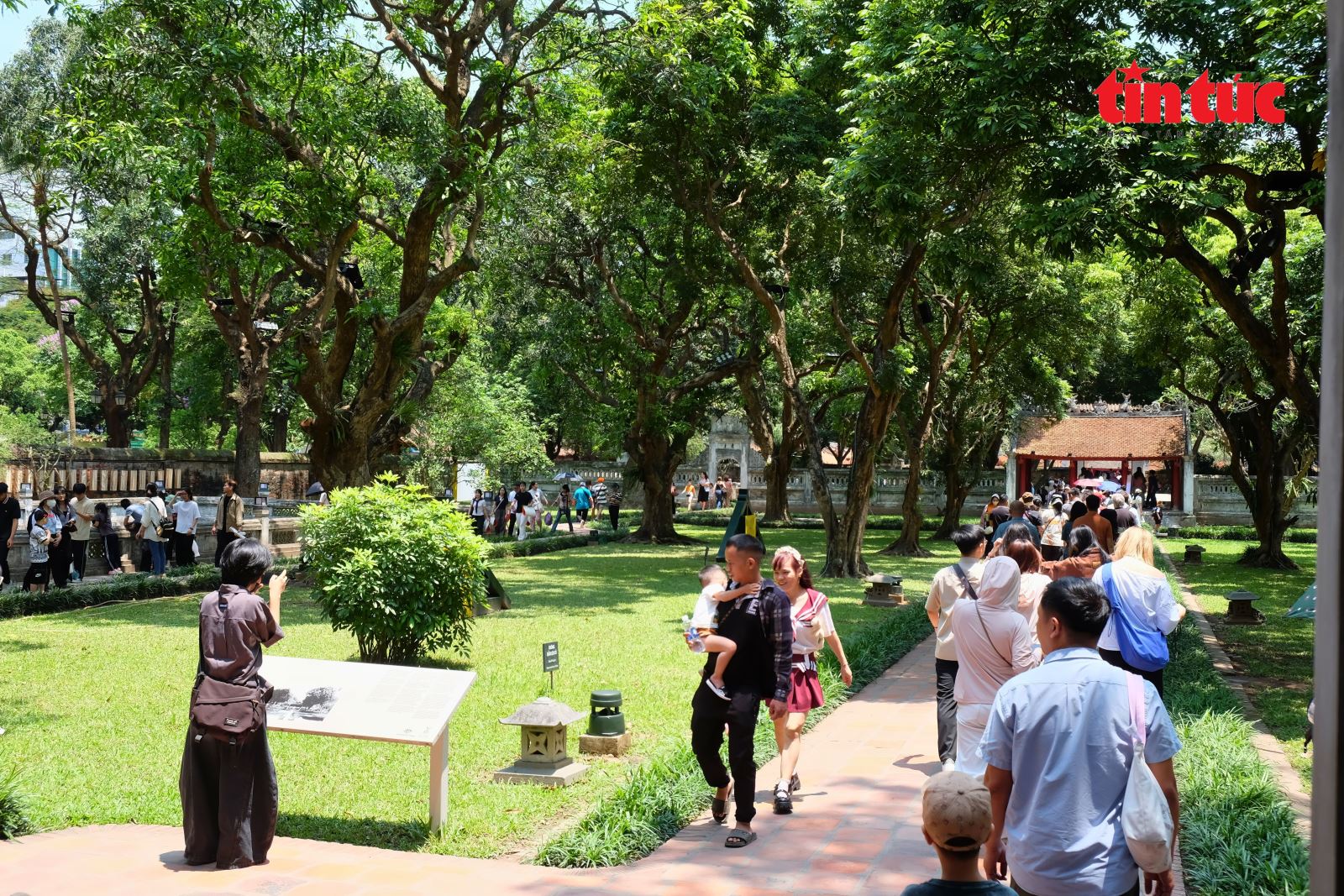 Du khách ‘đổ bộ’ các điểm vui chơi mua sắm tại Hà Nội dịp lễ- Ảnh 1.