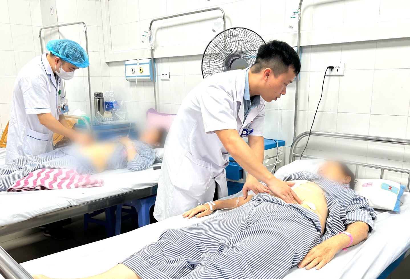 Người phụ nữ phát hiện mang khối u dạ dạy kích thước khổng lồ từ triệu chứng bất thường- Ảnh 2.