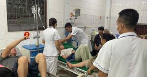 Ăn rau rừng lạ, 3 người trong một gia đình nhập viện cấp cứu