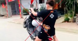 Trình diễn ‘bốc đầu’ xe máy điện giữa phố, nam thanh niên bị tạm giữ phương tiện