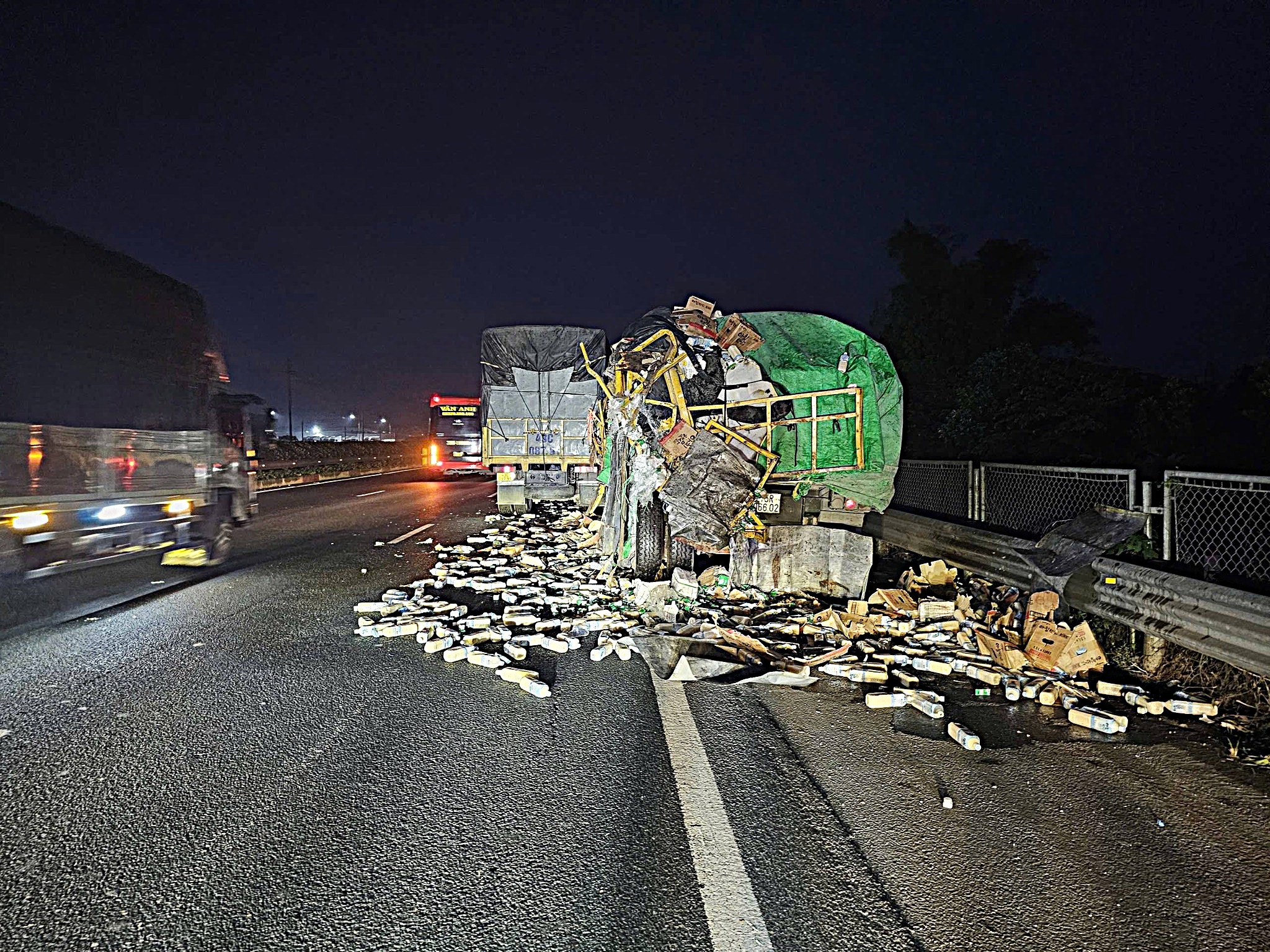 Vụ tai nạn chết người trên cao tốc một lần nữa cảnh báo nguy cơ từ việc sử dụng làn khẩn cấp tùy tiện
