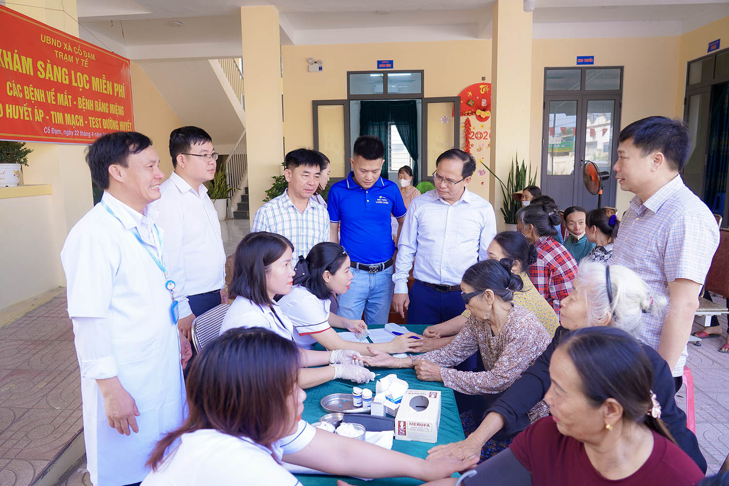 Hàng trăm người dân Hà Tĩnh được khám, sàng lọc bệnh miễn phí- Ảnh 1.