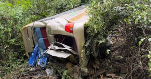 Xe khách chở 25 người lao xuống vực khiến ít nhất 1 người tử vong