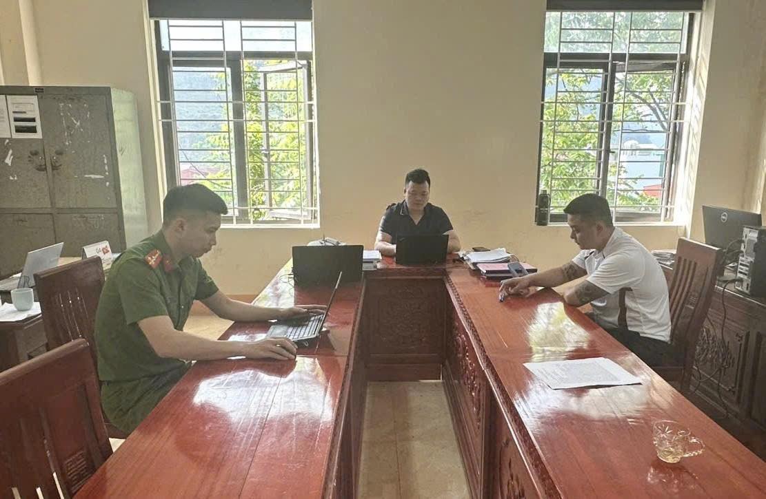 Mâu thuẫn trên mạng xã hội, nam thanh niên dùng đá tấn công khiến một người bị thương- Ảnh 1.