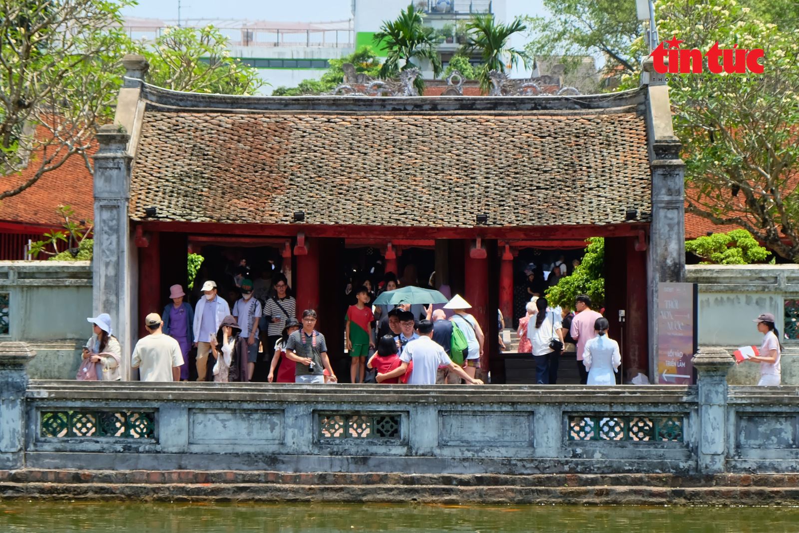 Du khách ‘đổ bộ’ các điểm vui chơi mua sắm tại Hà Nội dịp lễ- Ảnh 3.