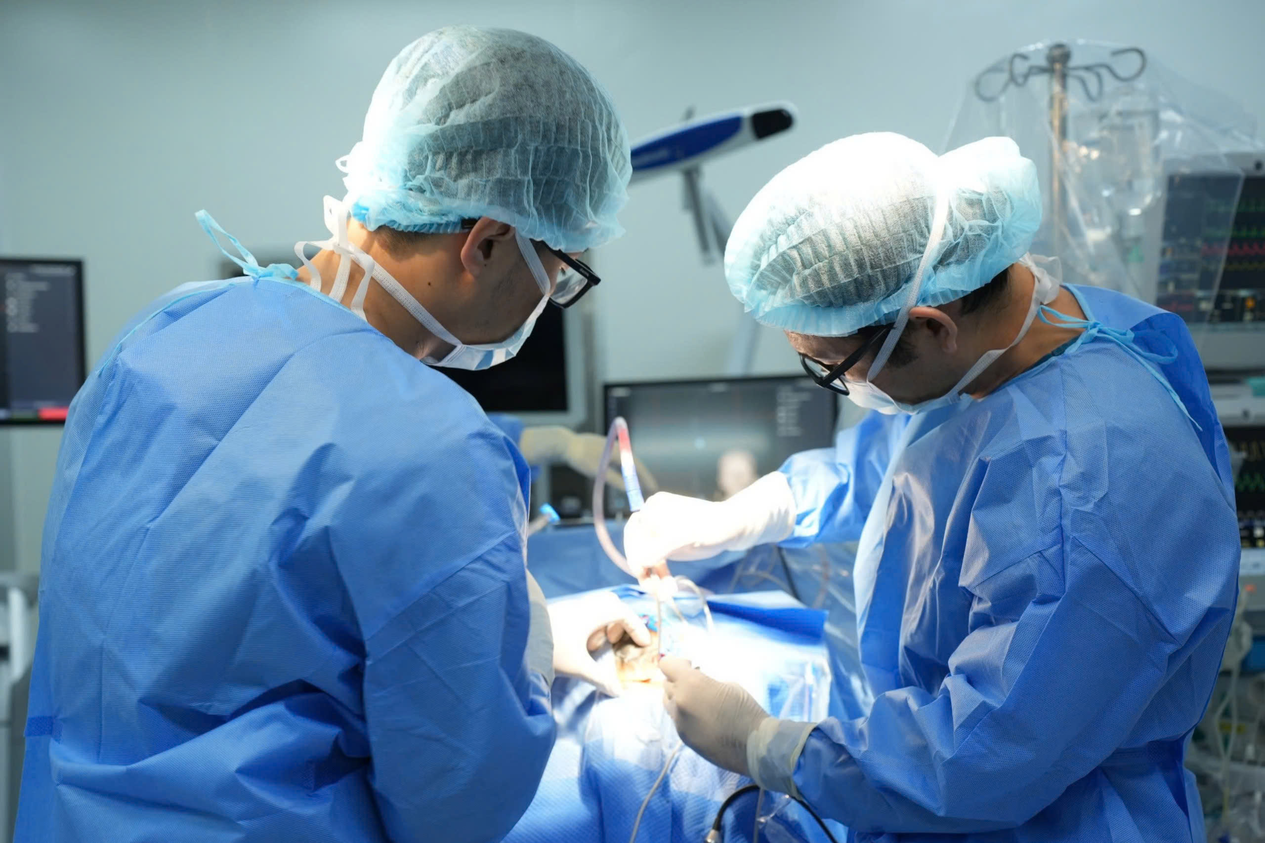 Vượt nghìn km sang Việt Nam mổ não, người phụ nữ Campuchia thoát cơn đau dai dẳng- Ảnh 1.