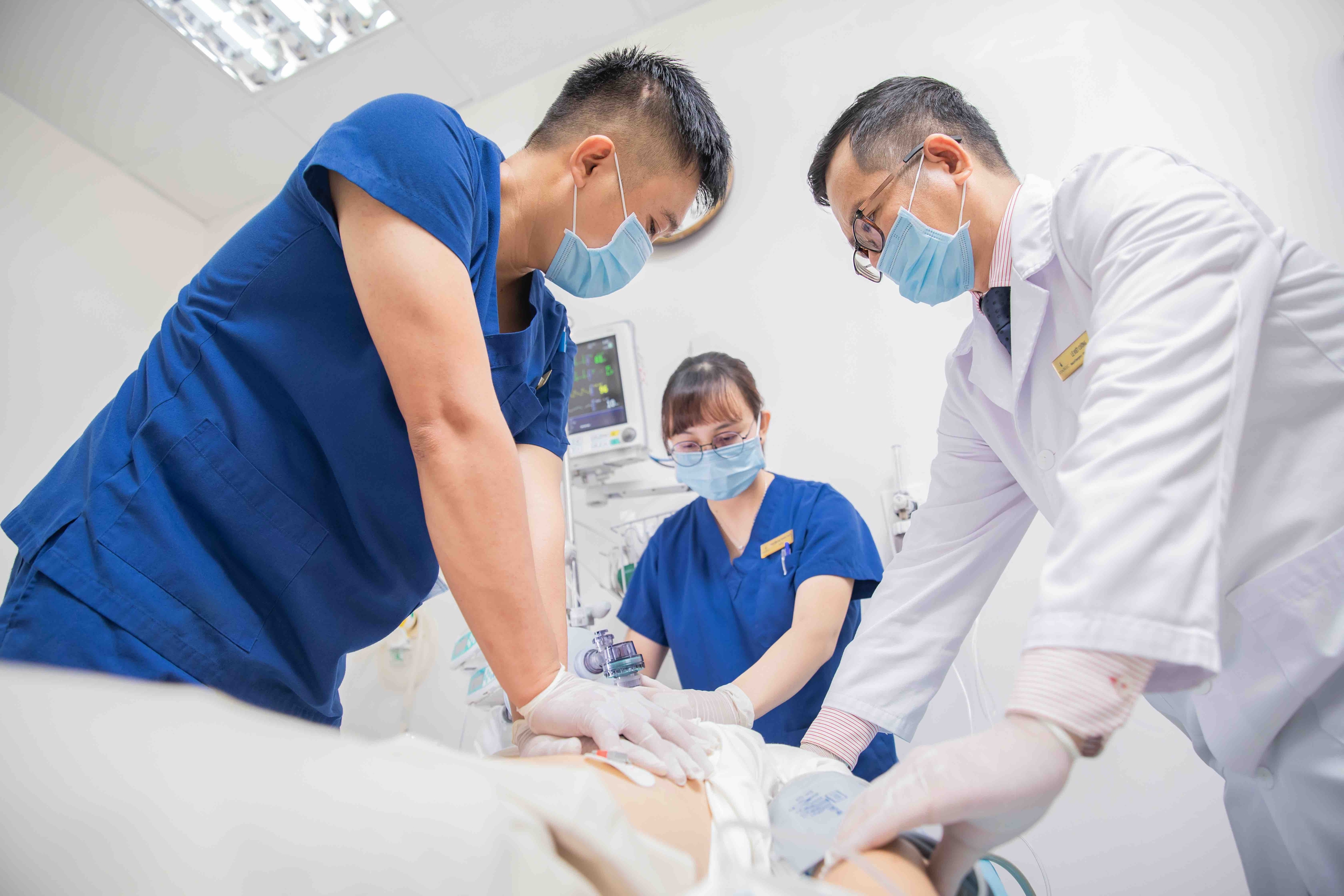 Chuyên gia hồi sức cấp cứu tiết lộ hậu trường những chuyến vận chuyển y tế xuyên biên giới- Ảnh 1.