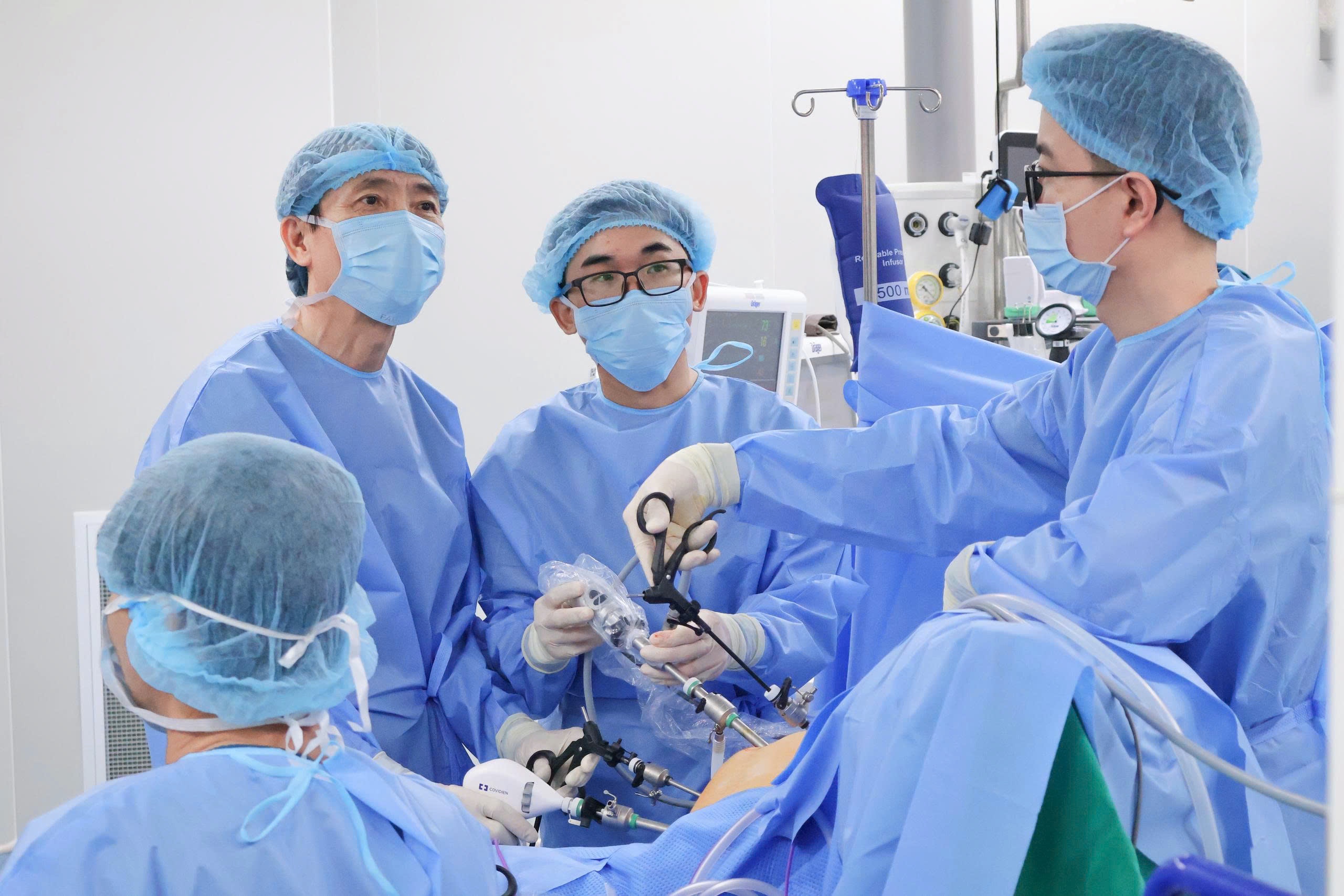 Ca phẫu thuật 'cân não' cứu bệnh nhân ung thư tiêu hoá đa bệnh nền tại Vinmec Cần Thơ- Ảnh 2.