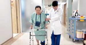 Gần như mất khả năng vận động, bệnh nhân được ‘hồi sinh’ đôi chân nhờ phẫu thuật bằng robot AI tại Vinmec Nha Trang