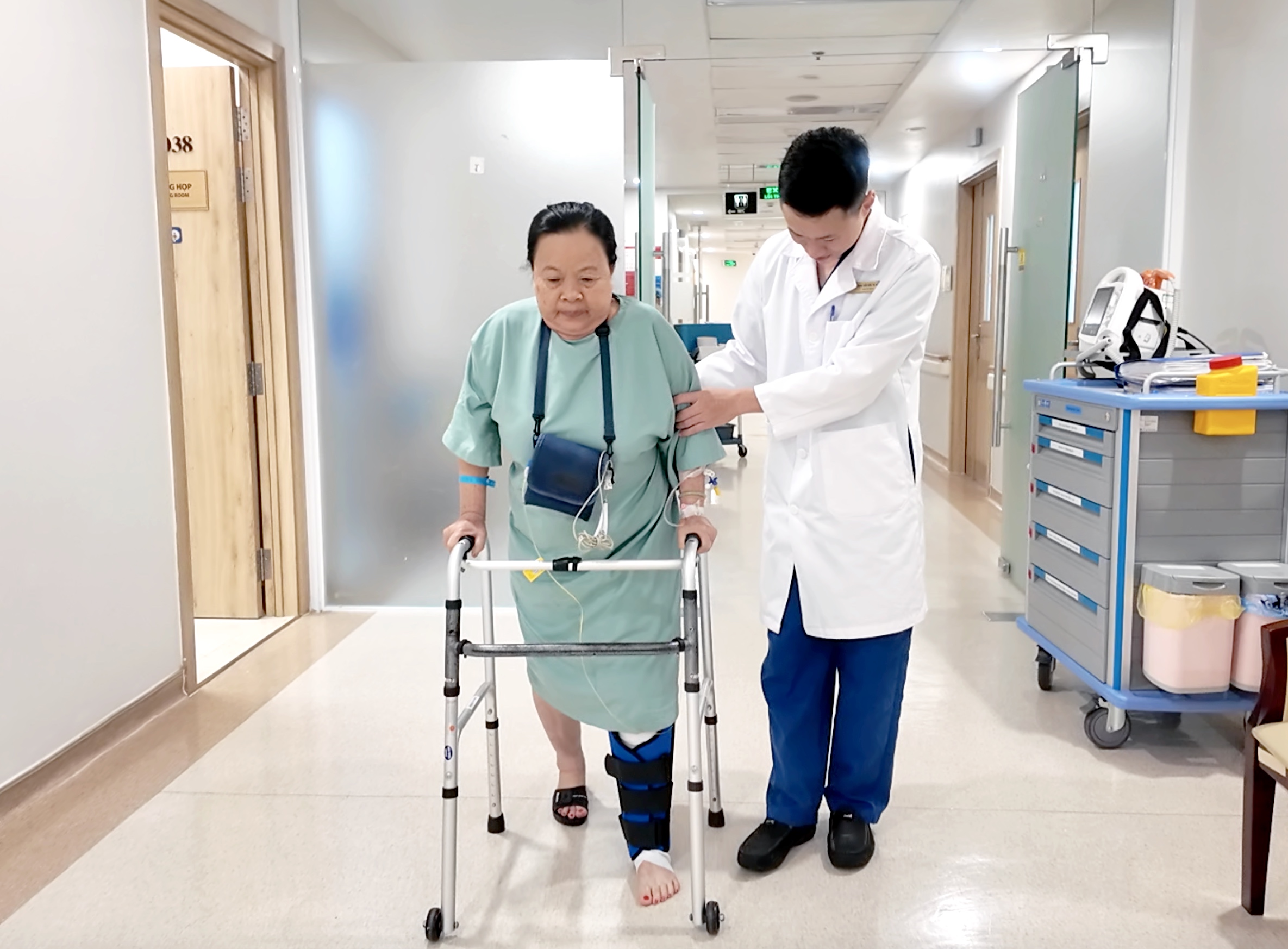 Gần như mất khả năng vận động, bệnh nhân được 'hồi sinh' đôi chân nhờ phẫu thuật bằng robot AI tại Vinmec Nha Trang- Ảnh 2.