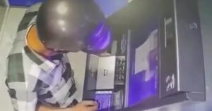 Từ vụ người đàn ông lấy 128 triệu đồng bị bỏ quên tại ATM, cán bộ ngân hàng khuyến cáo những điều cần nhớ khi giao dịch