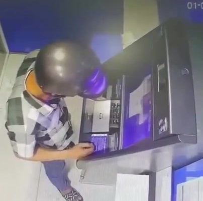 Từ vụ người đàn ông lấy 128 triệu đồng bị bỏ quên tại ATM, cán bộ ngân hàng khuyến cáo những điều cần nhớ khi giao dịch- Ảnh 1.