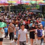 Du khách ‘đổ bộ’ các điểm vui chơi mua sắm tại Hà Nội dịp lễ