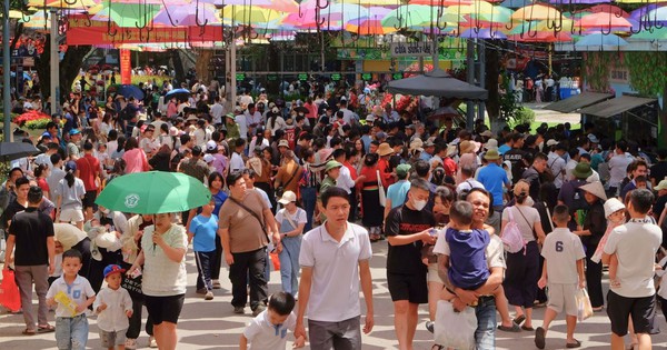 Du khách ‘đổ bộ’ các điểm vui chơi mua sắm tại Hà Nội dịp lễ