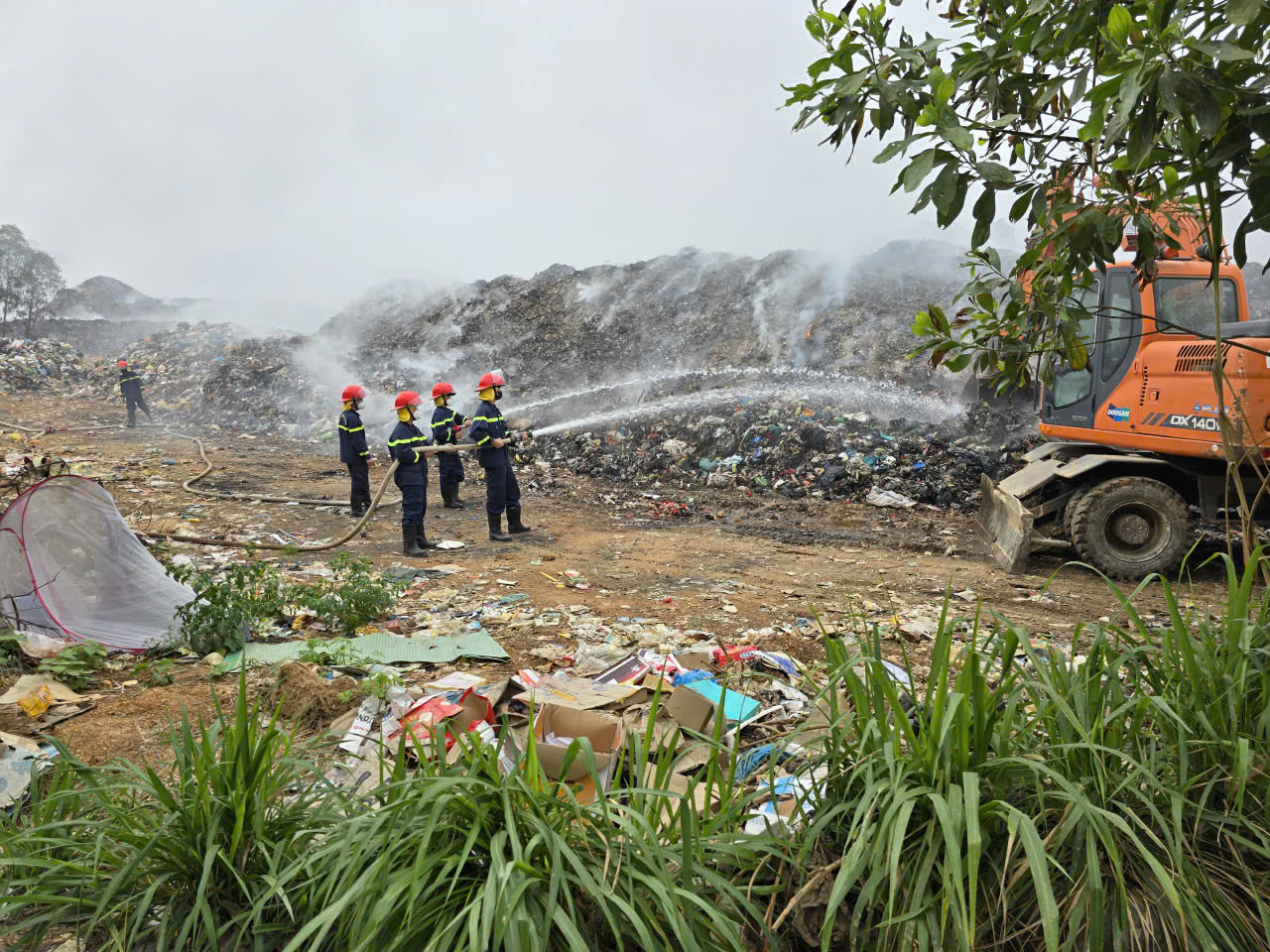 Người dân ngột ngạt khi bãi rác rộng 2 ha cháy âm ỉ cả tuần- Ảnh 8.