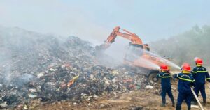 Người dân ngột ngạt khi bãi rác rộng 2 ha cháy âm ỉ cả tuần