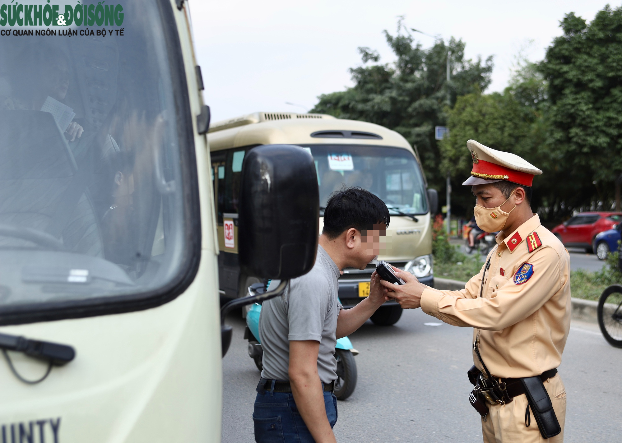 Hà Nội: Kiểm tra xe chở học sinh, tài xế được test nồng độ cồn, ma túy- Ảnh 8.