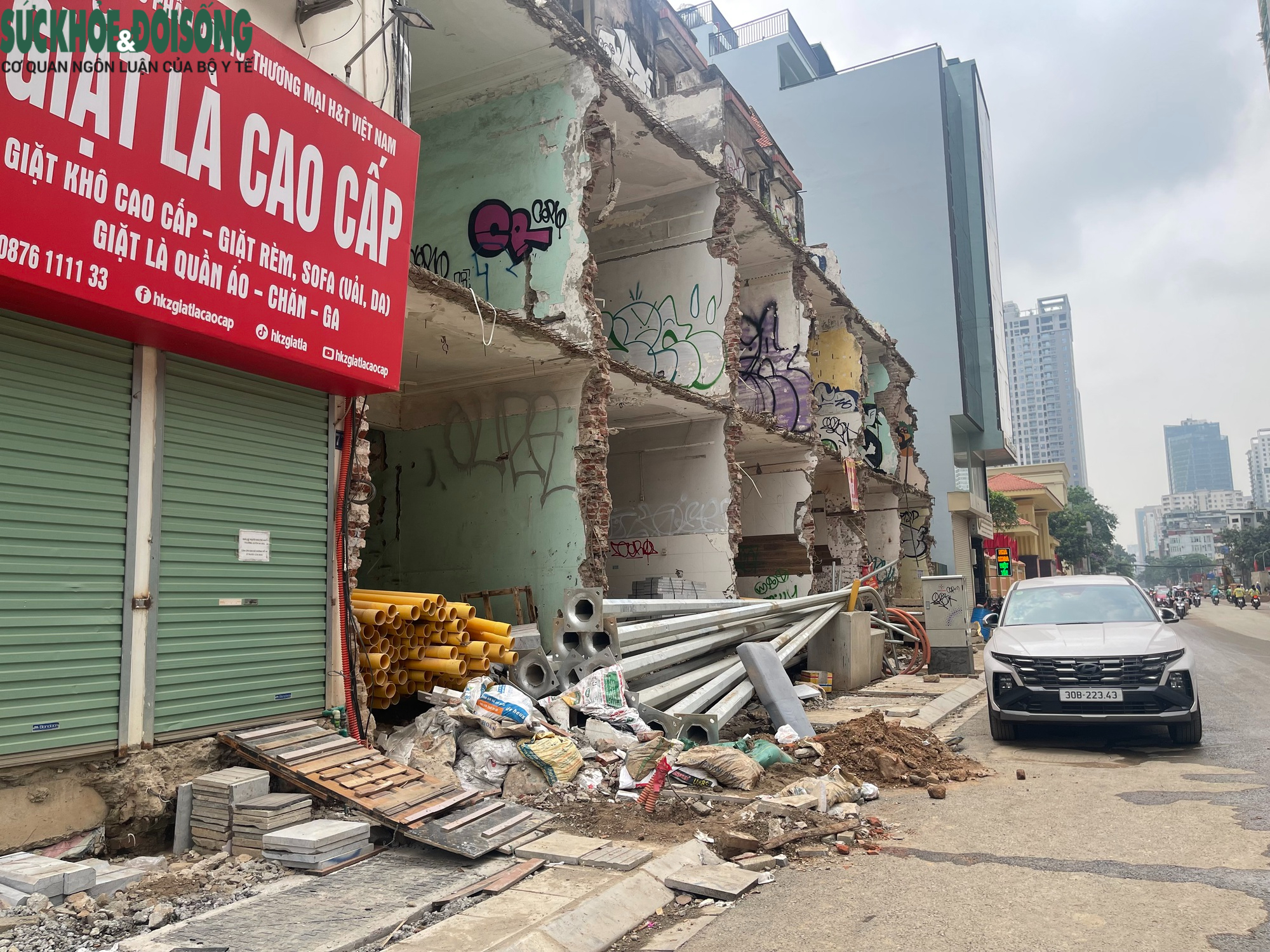 Đường Nguyễn Tuân, Hà Nội ngổn ngang thi công, người dân 'dò dẫm' từng mét- Ảnh 2.