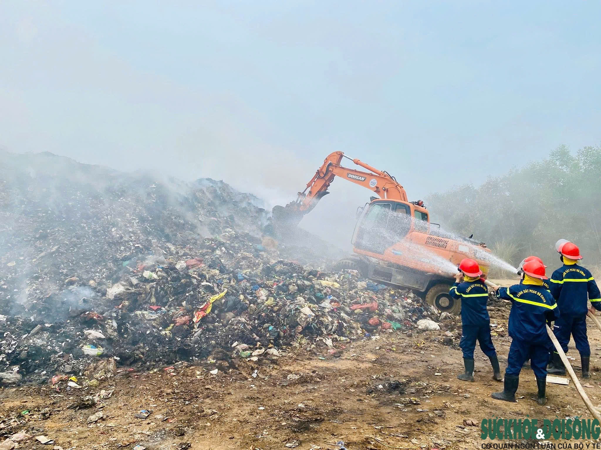 Người dân ngột ngạt khi bãi rác rộng 2 ha cháy âm ỉ cả tuần- Ảnh 3.