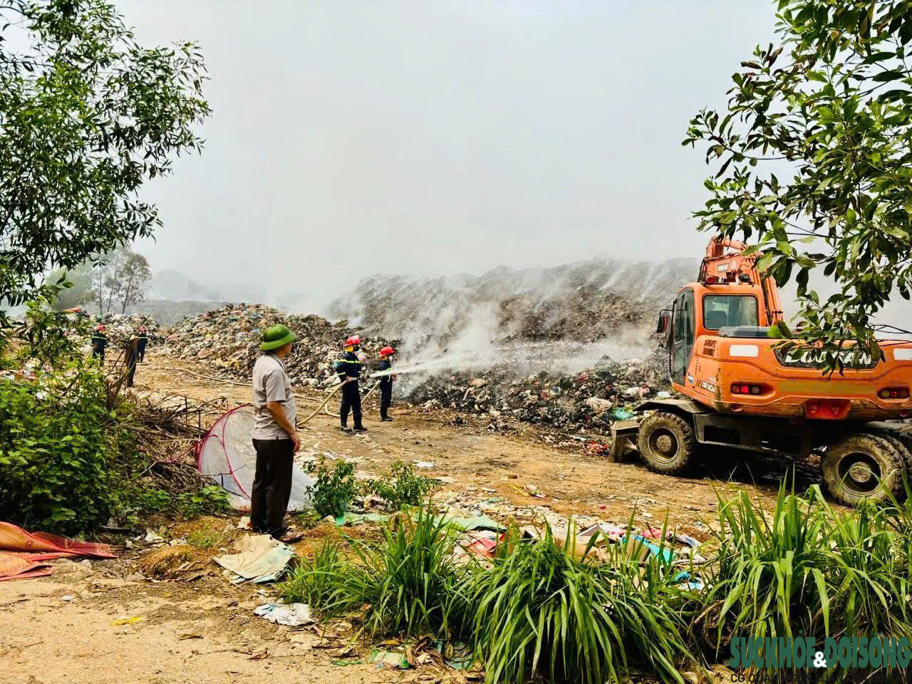 Người dân ngột ngạt khi bãi rác rộng 2 ha cháy âm ỉ cả tuần- Ảnh 5.