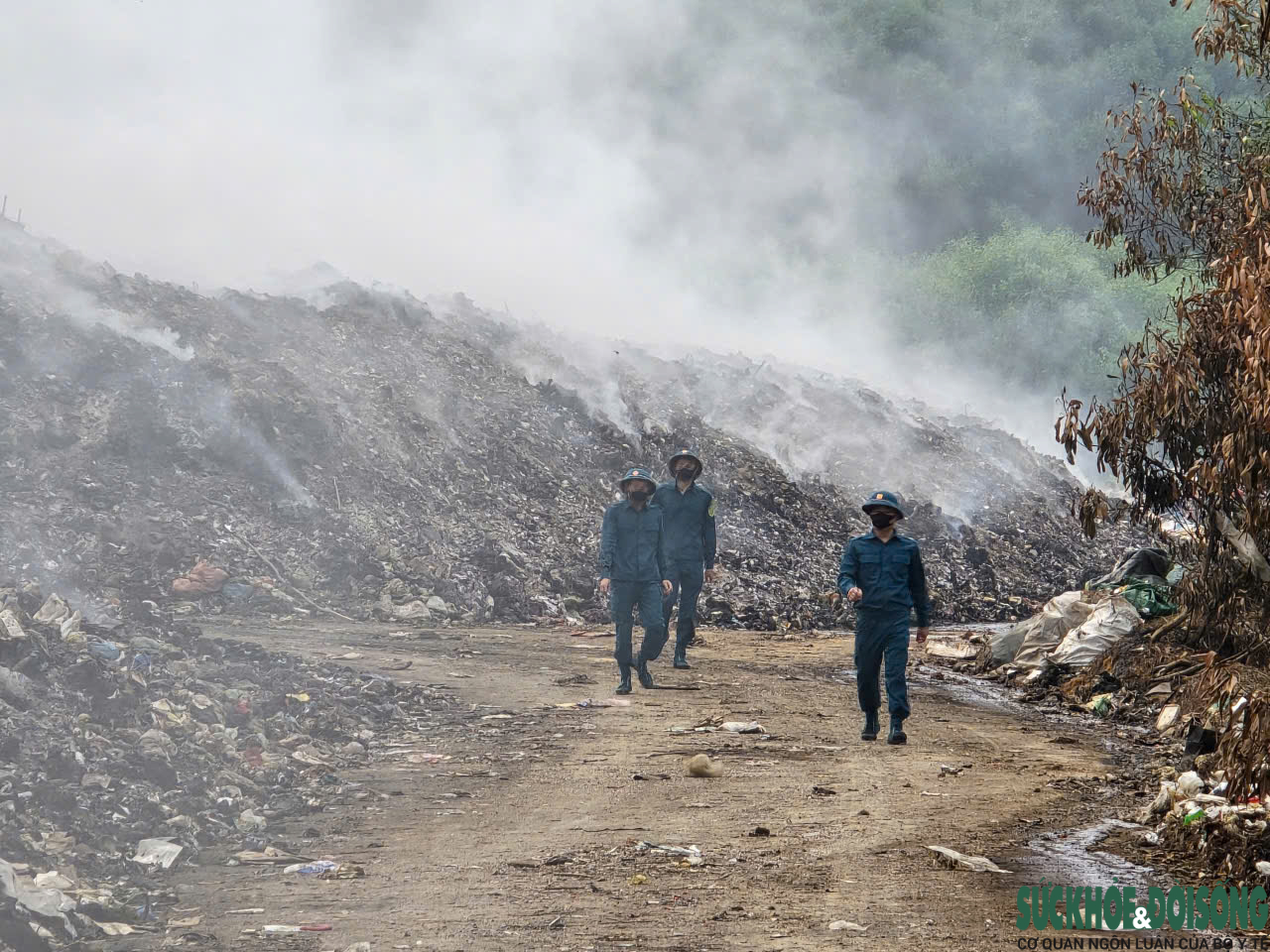 Người dân ngột ngạt khi bãi rác rộng 2 ha cháy âm ỉ cả tuần- Ảnh 7.