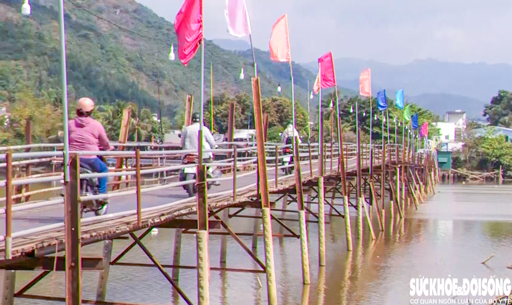 Hàng nghìn hộ dân ở Tây Nha Trang ‘đánh cược’ an toàn khi qua cầu gỗ tạm- Ảnh 1.