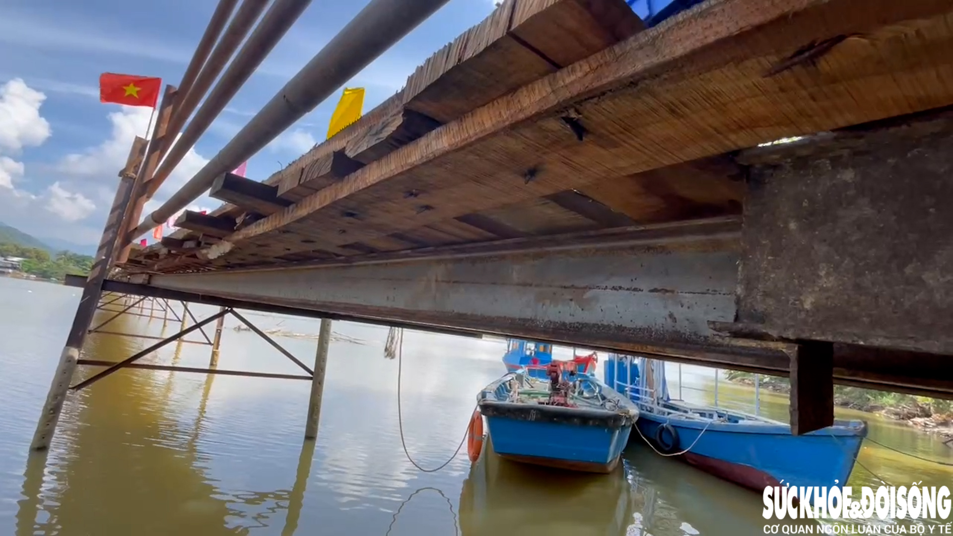 Hàng nghìn hộ dân ở Tây Nha Trang ‘đánh cược’ an toàn khi qua cầu gỗ tạm- Ảnh 3.