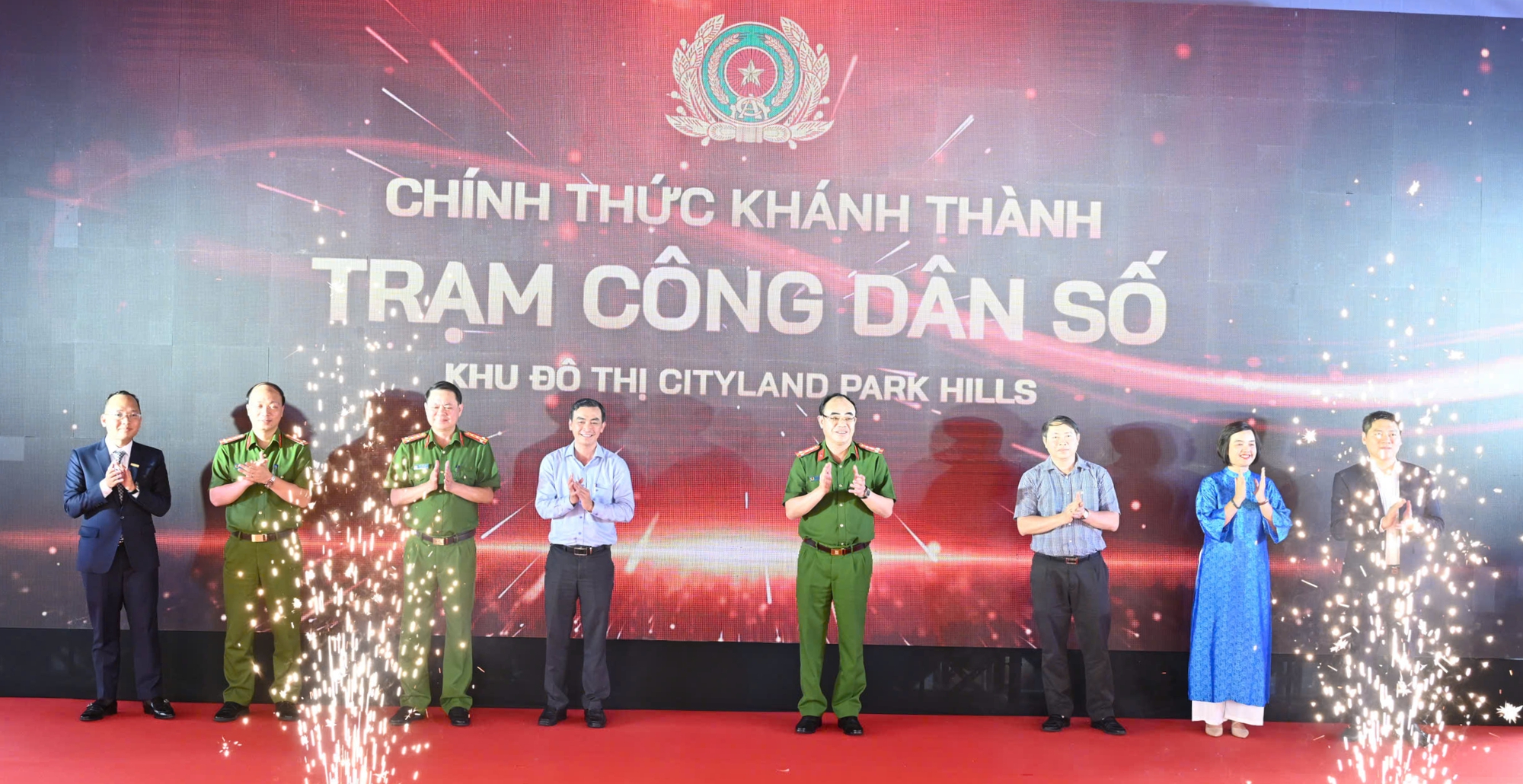 Trạm Công dân số đưa dịch vụ công và y tế số 'chạm cửa' người dân- Ảnh 1.