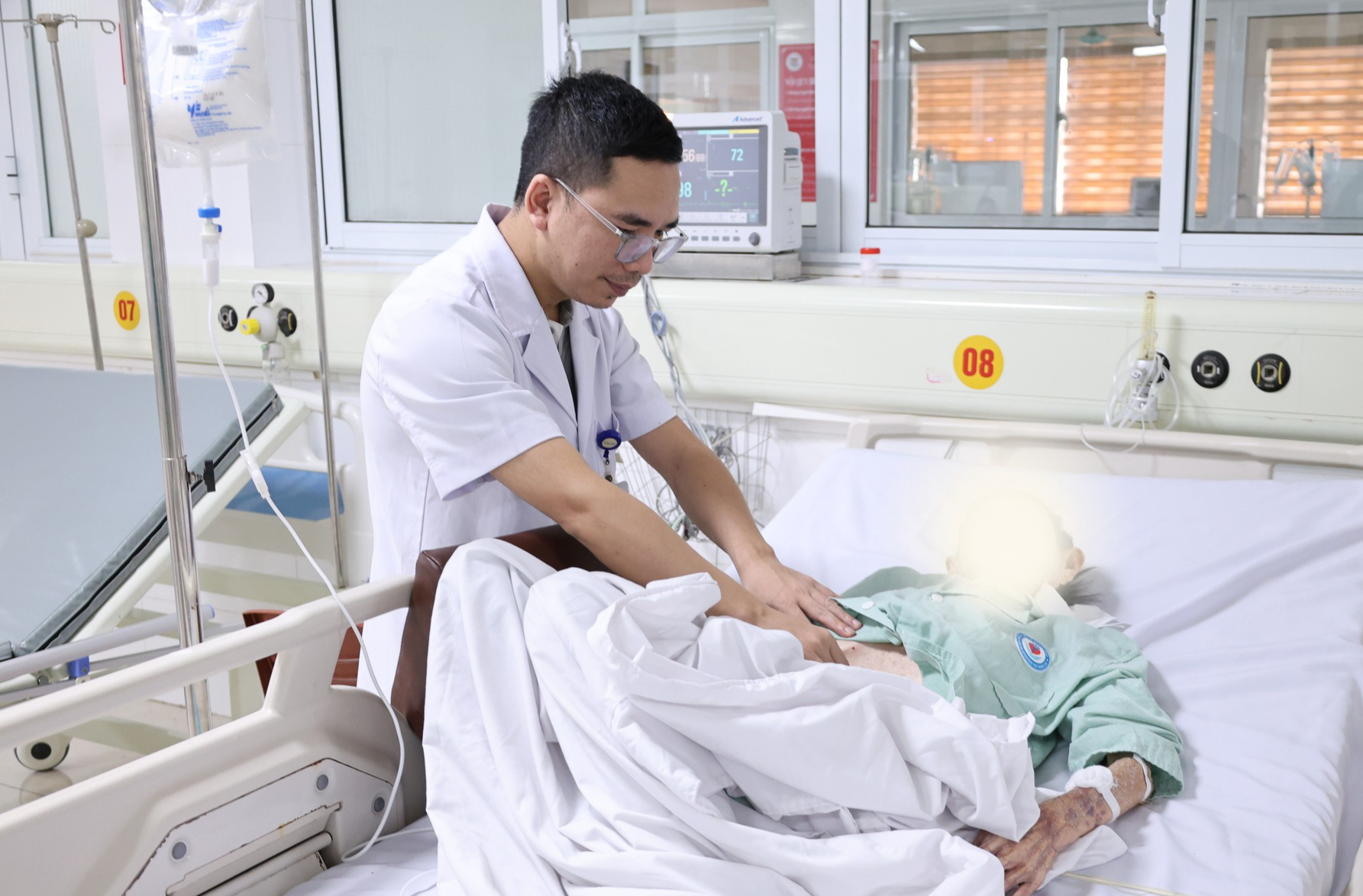 Cứu cụ bà 100 tuổi bị tắc ruột do dây chằng- Ảnh 1.