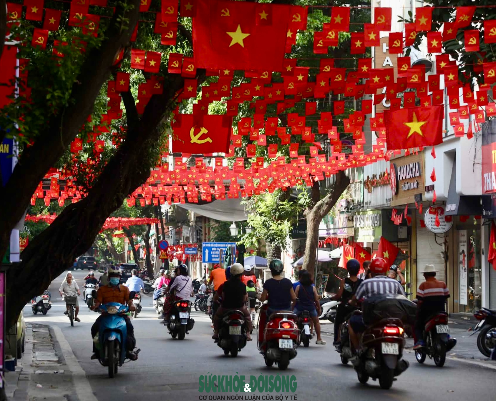Phố phường Hà Nội rực rỡ cờ hoa hướng về ngày 30/4 và
Quốc tế Lao động 1/5- Ảnh 7.