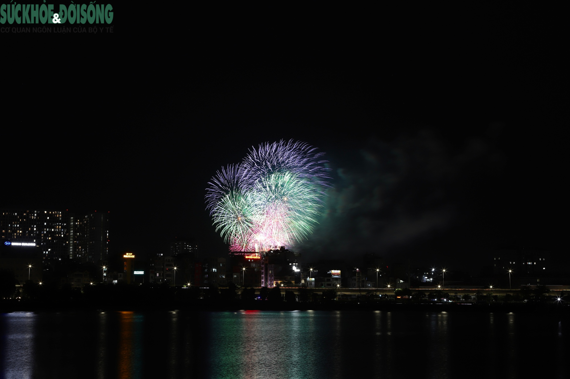 Ngắm pháo hoa rực sáng bầu trời Mỹ Đình trong đêm 'Âm vang Tổ quốc'- Ảnh 3.